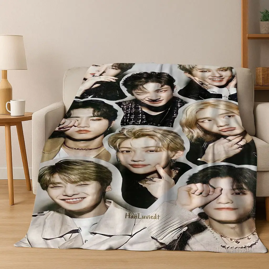 Neueste Kpop Star Stray Kids Flanelldecke, weiche, warme Überwurfdecke für Schlafzimmer, Wohnzimmer, Bett, Reisen, Camping, Picknick, Geschenk