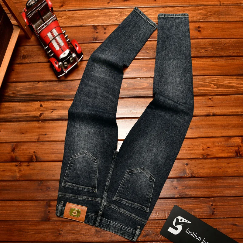 

Высококачественные мужские джинсы с вышивкой, осенний стиль, красивый, облегающий крой, маленькие ноги, эластичные, повседневный тренд, легкие роскошные брюки.