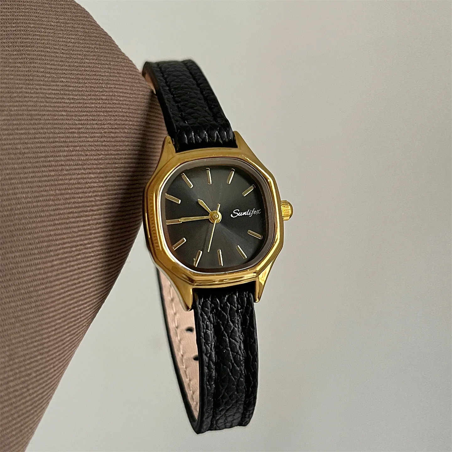 

Polygonalbardial smallwatch for female studentsretro styleMori girl casual leatherstrap quartz watchexquisite ladies' wristwatch