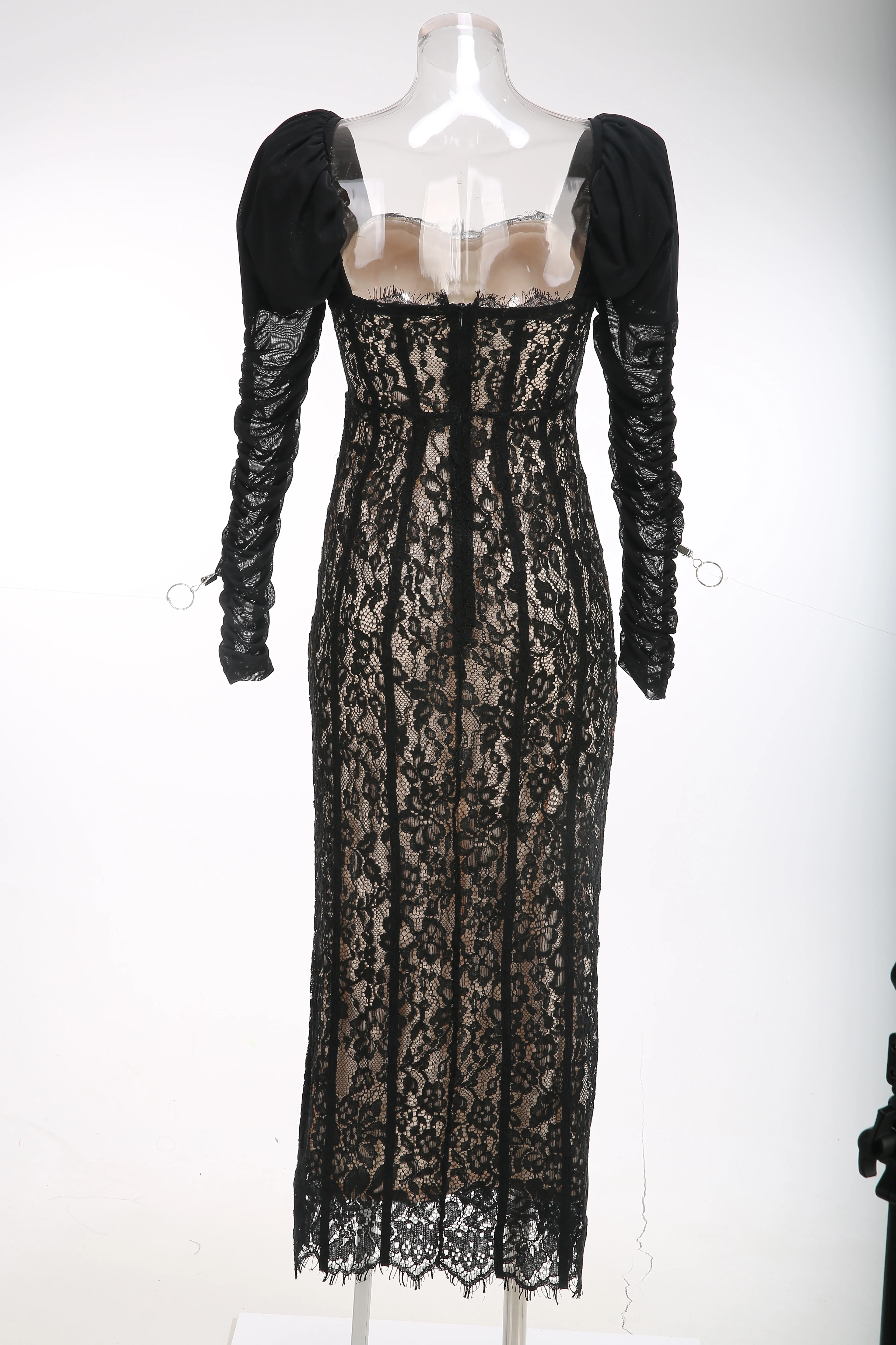 Elegancka damska sukienka z czarnej koronki, haftowana, z długim rękawem, kwadratowym dekoltem, z podszewką, miękka, wygodna, formalna, wieczorowa, na przyjęcie, do noszenia w domu.