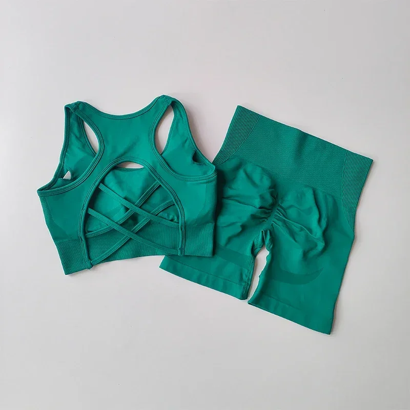 Set fitness da donna a vita alta e sollevamento dell'anca con bellissimo reggiseno sportivo sul retro, abito da yoga, allenamento stretto e pantaloncini sportivi