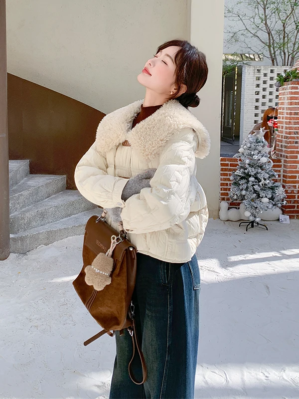 

Женская теплая приталенная куртка с воротником из овчины и наполнителем из пуха, зимняя верхняя одежда 2025 года, новая модная модель с подплечниками