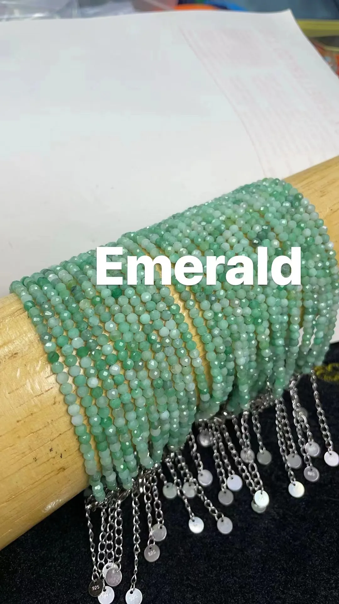 

Natural Emerald Sapphire 3mm Hands The Length Is 17cm