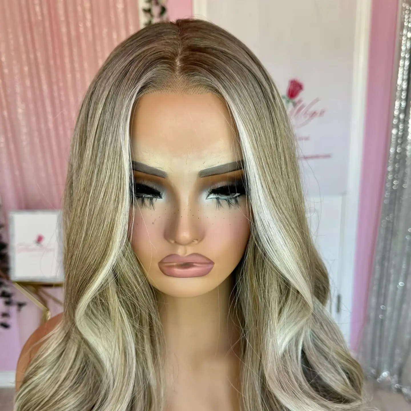 

Ombre Highlight Blonde Wig Пепельно-русый с корнями теней Синтетический кружевной фронтальный парик для женщин Oraiginal Factory Curly Wigs Daily
