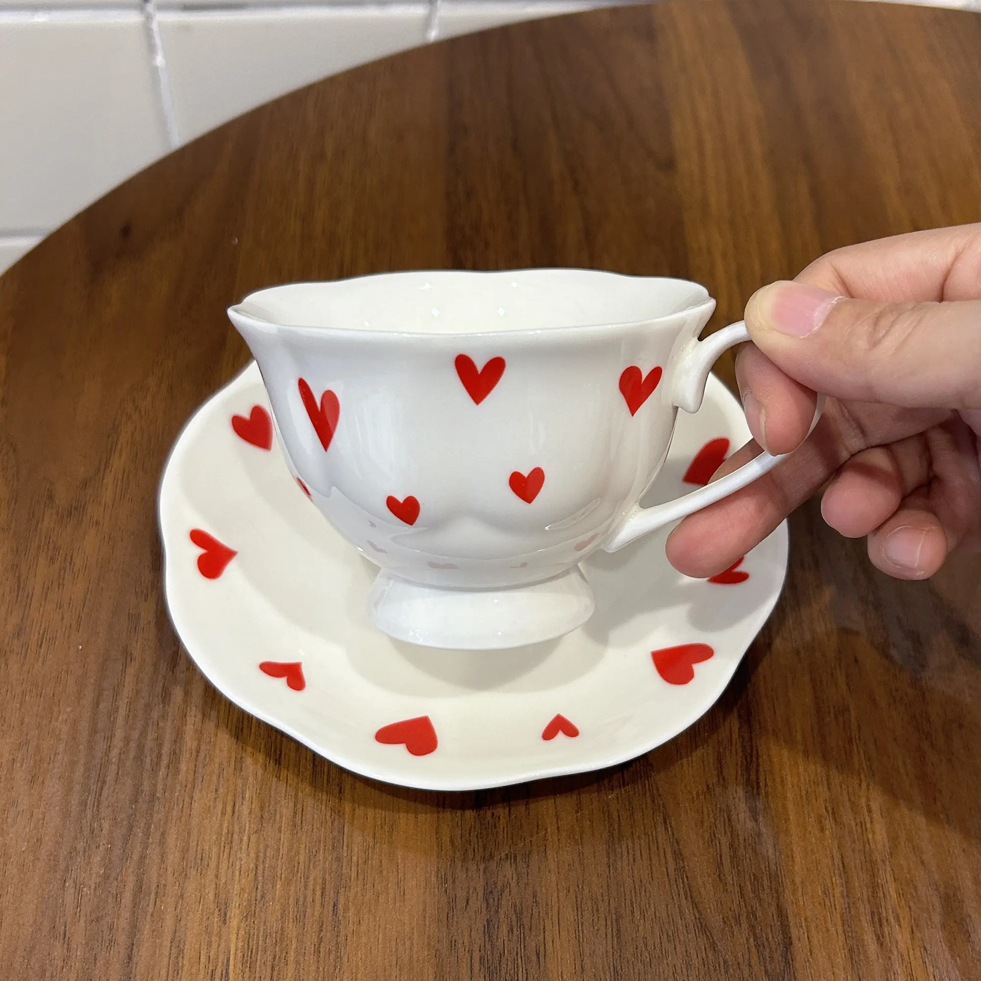

Набор керамических чашек и блюдец «Милые сердечки» 2026: Новинка для дома, эстетичные кружки для воды, чая, десертов и тортов для женщин
