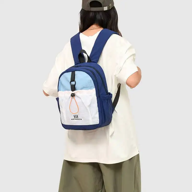 حقيبة ظهر صغيرة خفيفة الوزن للمشي لمسافات طويلة مع جيوب متعددة للرجال والنساء، حقيبة نهارية كاجوال منقوشة مقاومة للماء للبالغين أثناء المشي لمسافات طويلة في النهار