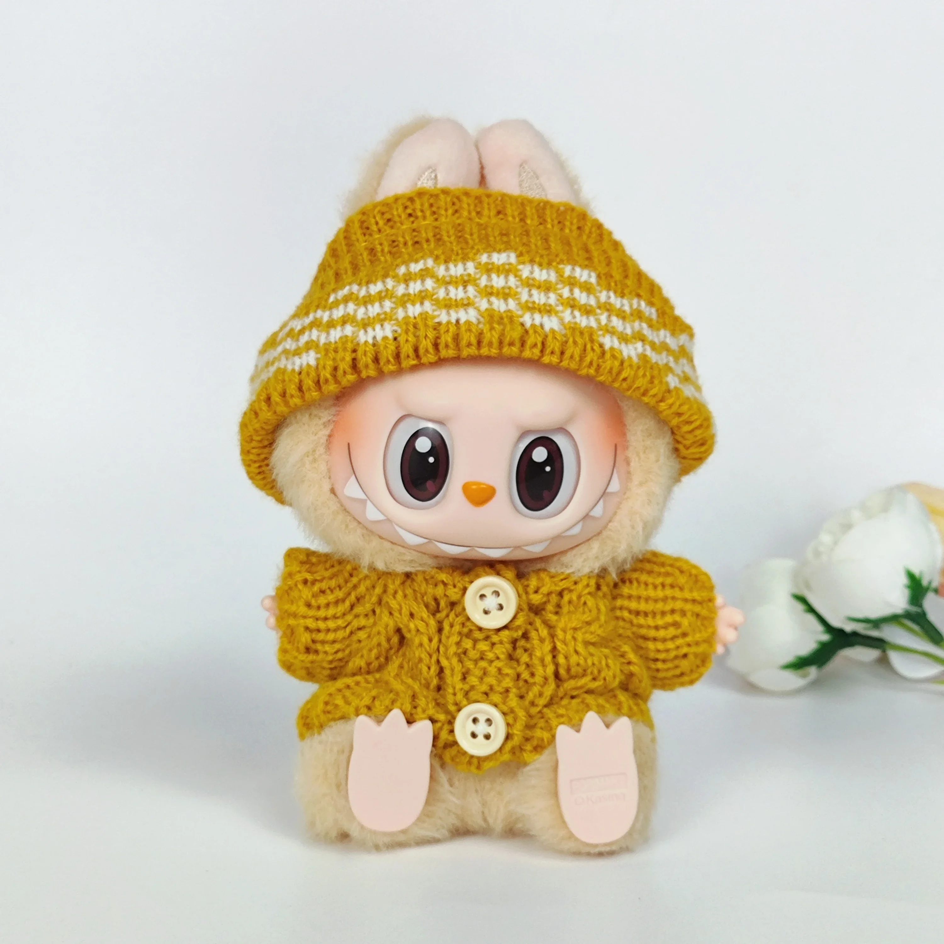 เสื้อผ้าสําหรับชุดเสื้อสเวตเตอร์ถักสีเหลือง Labubu สําหรับตุ๊กตา – ชุดฤดูหนาวที่นุ่มและมีสไตล์
