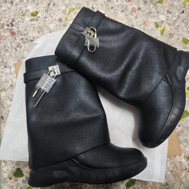 Маленькие ботинки на толстой подошве с круглым носком и замком, с металлическим декором и боковой молнией, модные сексуальные женские зимние ботинки