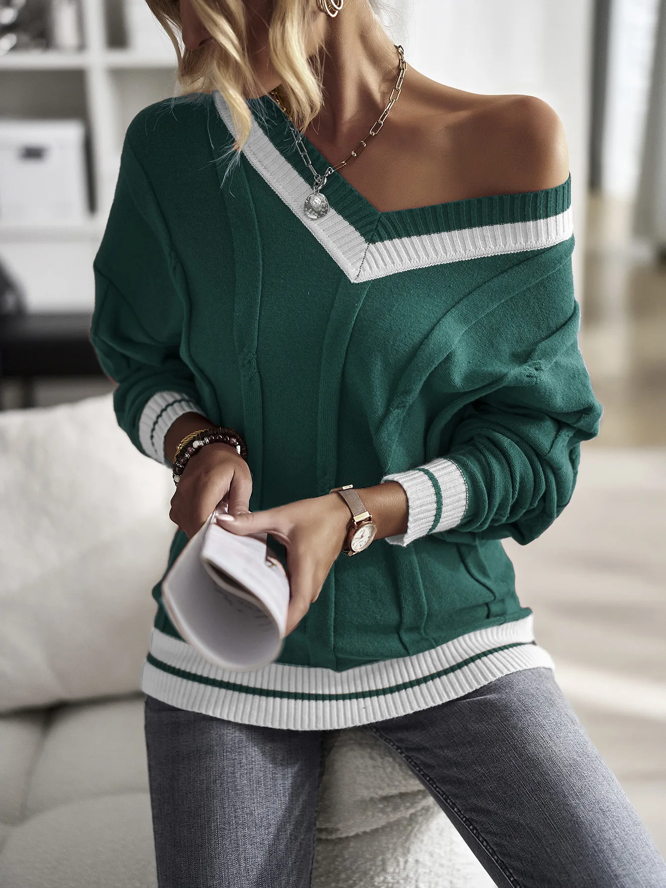 2024 autumn and winter women's simple V-neck contrasting splicing long sleeved sweater top