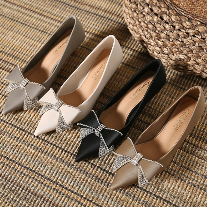 

Высококачественные атласные туфли-лодочки на каблуке с бантом и стразами, женские элегантные туфли с острым носком для вечеринок, роскошные свадебные туфли на каблуке для невесты