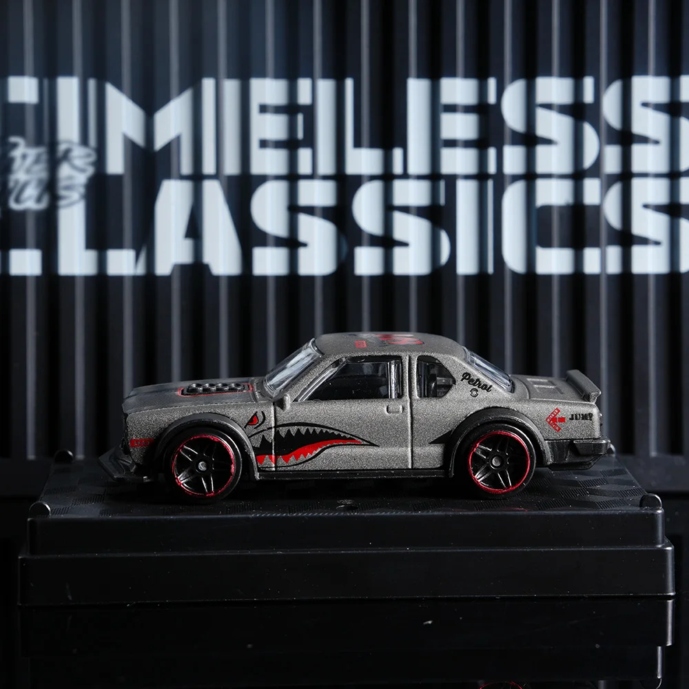 Auto in Metallo Pressofuso con Motivo Squalo - Scala 1:64, Modello da Corsa, Veicolo Giocattolo a Retrocarica, da Collezione per Appassionati di Auto e Bambini