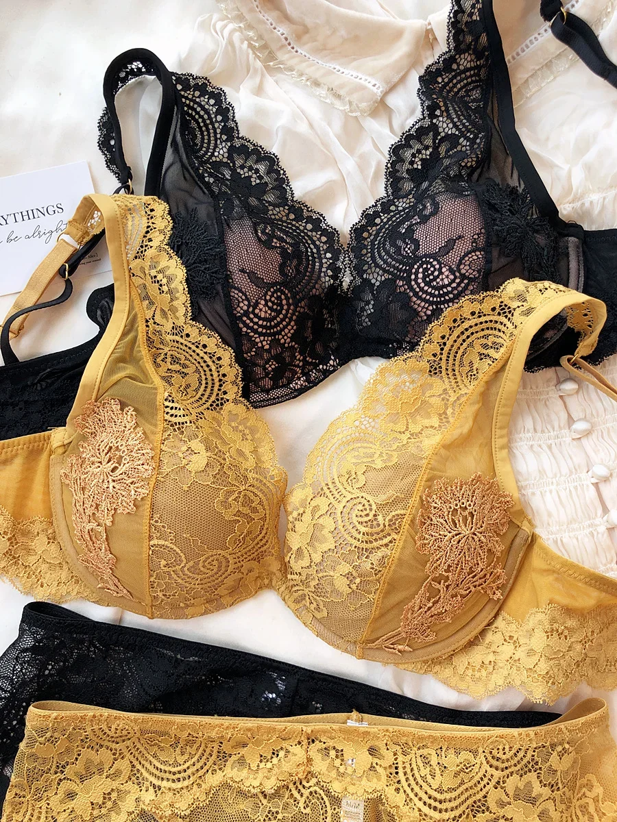 

Сексуальный кружевной комплект нижнего белья с маленькими плечами и глубоким V-образным вырезом, собранный на тонком нижнем белье под толстую нижнюю белью, маленькая грудь, показывает большой бюстгальтер