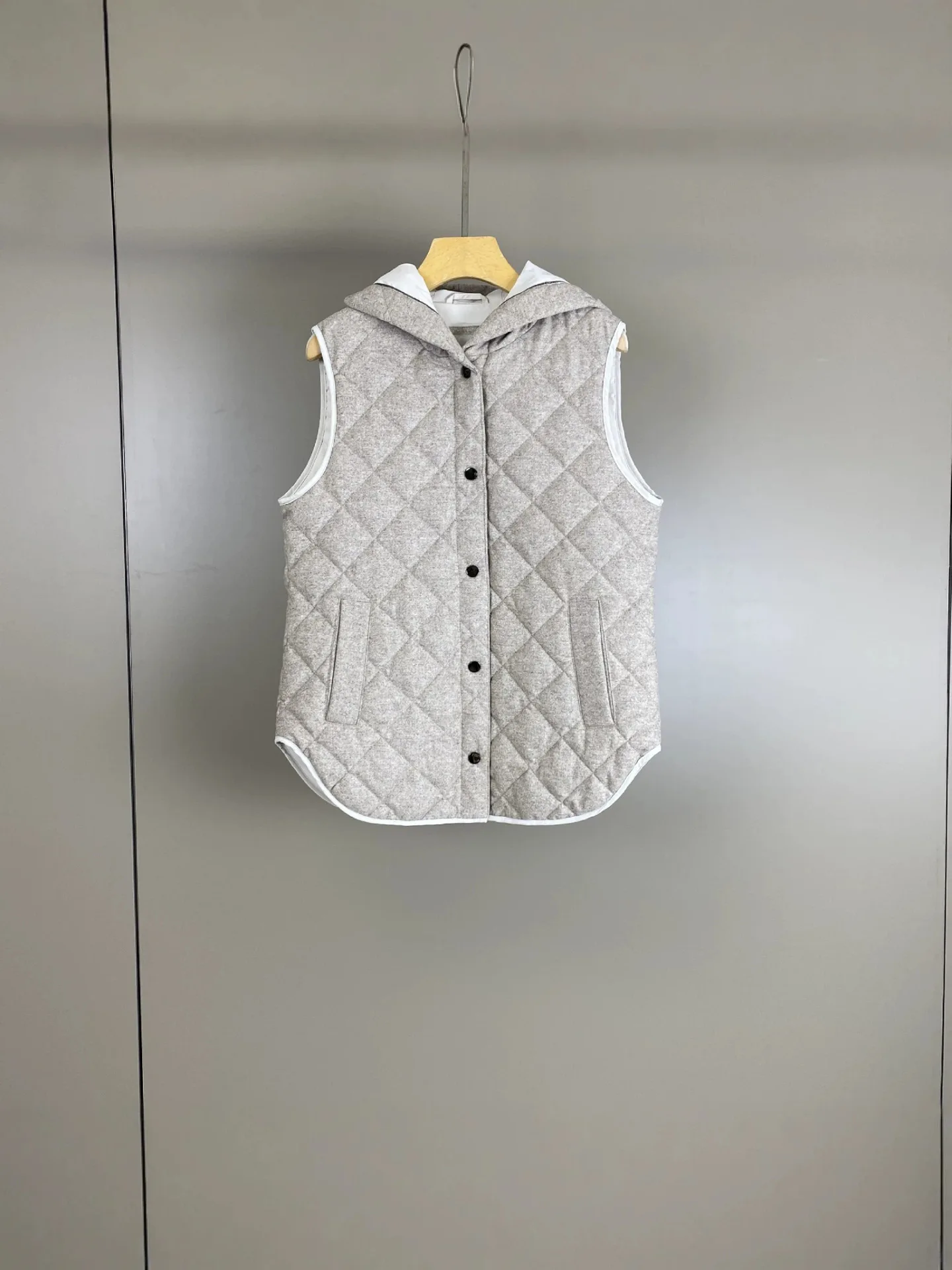 2026 Autumn/Winter Women's Wool-Panelled Goose Down Hooded Vest with Beading