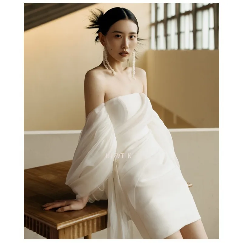 Weiße, helle Hochzeit, kurze Kleider für die Braut, sexy, trägerloses, rückenfreies Brautkleid, leichtes, luxuriöses, modisches, individuelles Partykleid