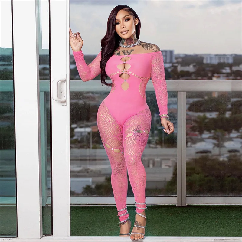 بدلة قفز شبكية مرقعة مرصعة بالألماس المجوف لخريف 2025 بدلة نسائية مثيرة شفافة برقبة مائلة وأكتاف مكشوفة وأكمام طويلة وزرة ضيقة