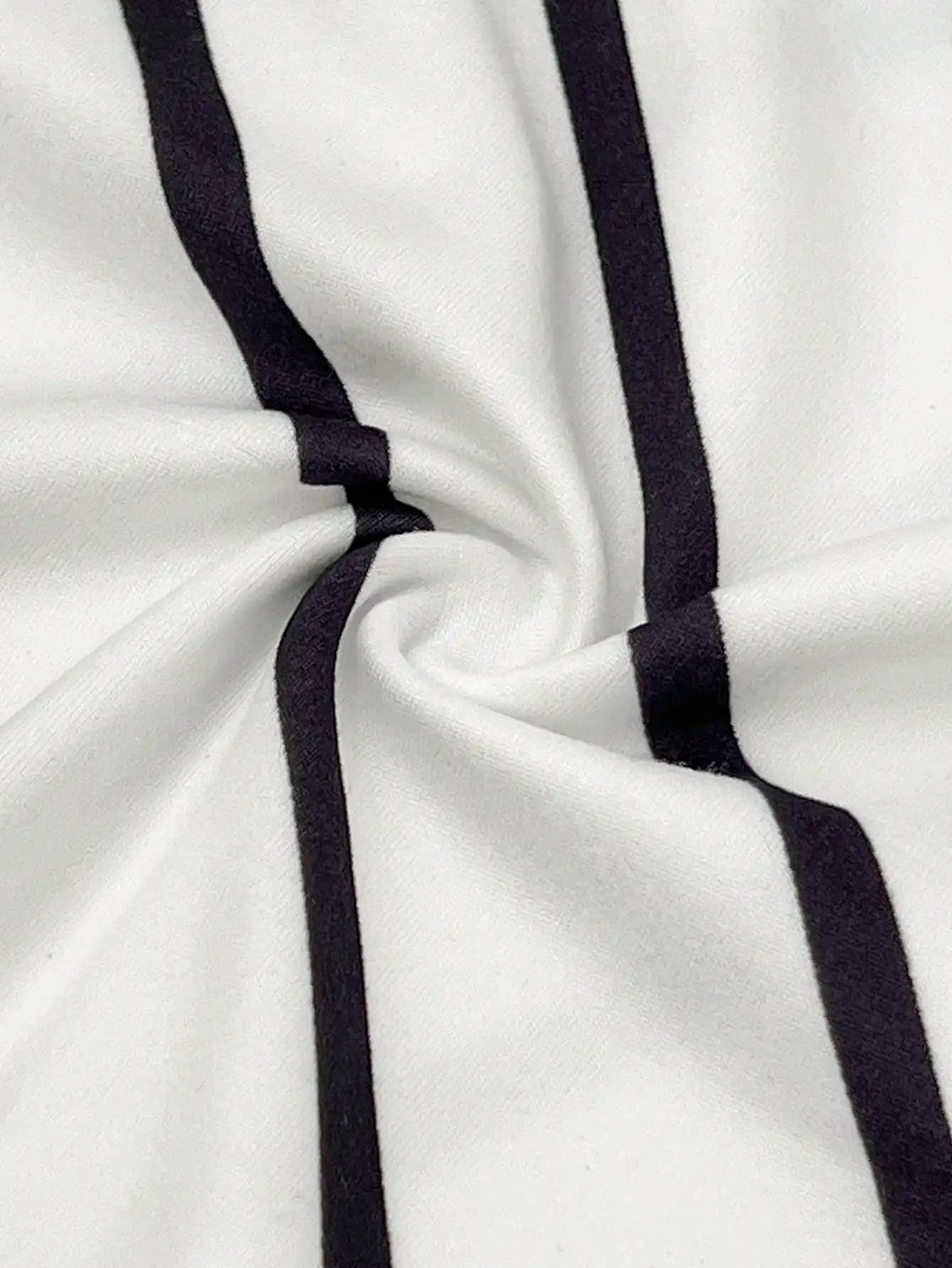 

Элегантное женское макси-платье в полоску на тонких бретелях с открытой спиной