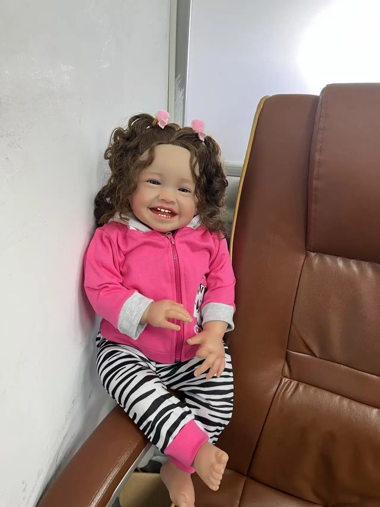 60CM Lalka Reborn Niemowlę Mila Happy Baby Realistyczna Lalka Dziecięca Malowana Skóra 3D z Widocznymi Żyłkami Bonecas Bebe