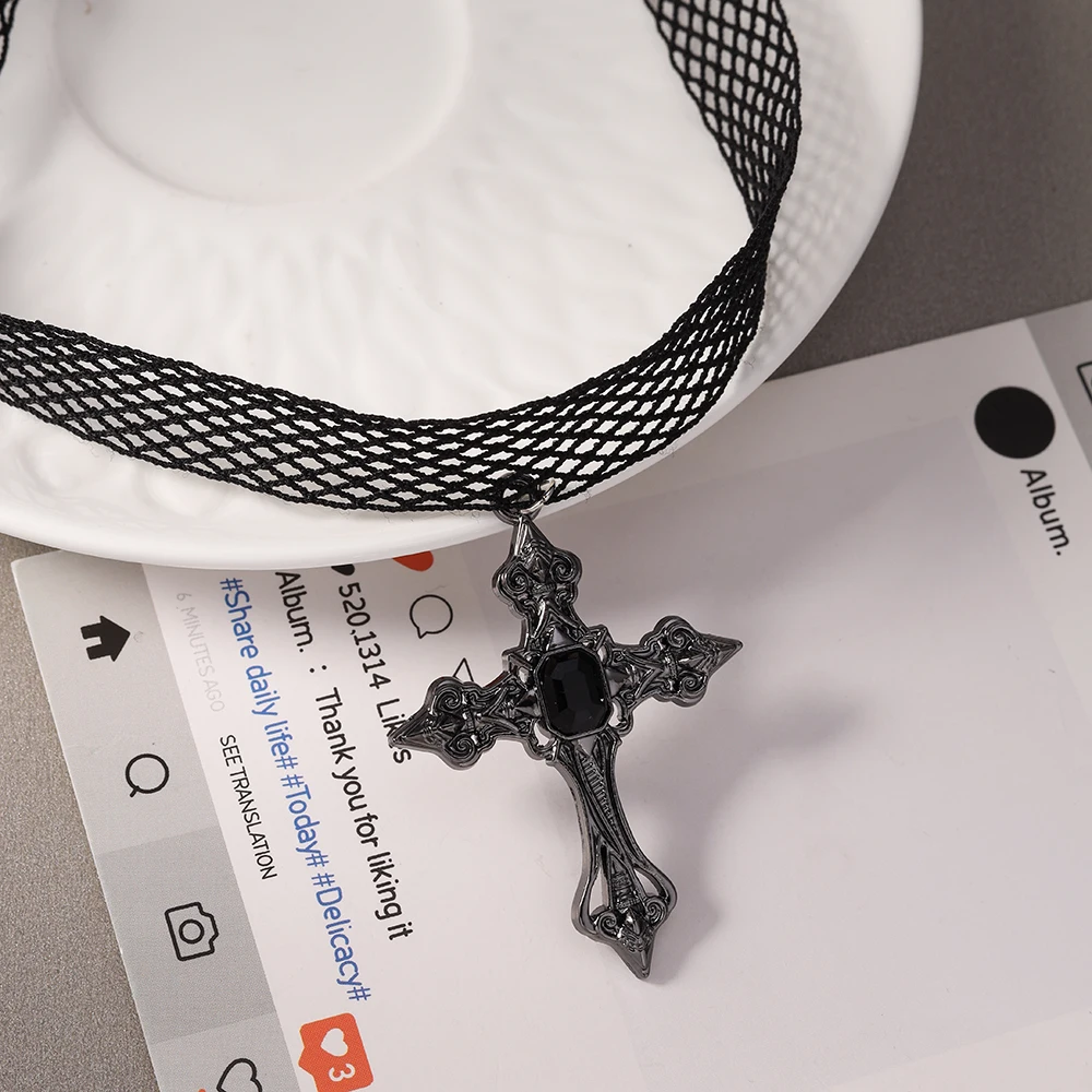 Aihua Victoria Schwarze Kreuz-Halskette für Frauen Punk Ästhetik Neo-Gothic Spitzenhalskette Choker Grunge Schmuck Geschenke – Detail 10