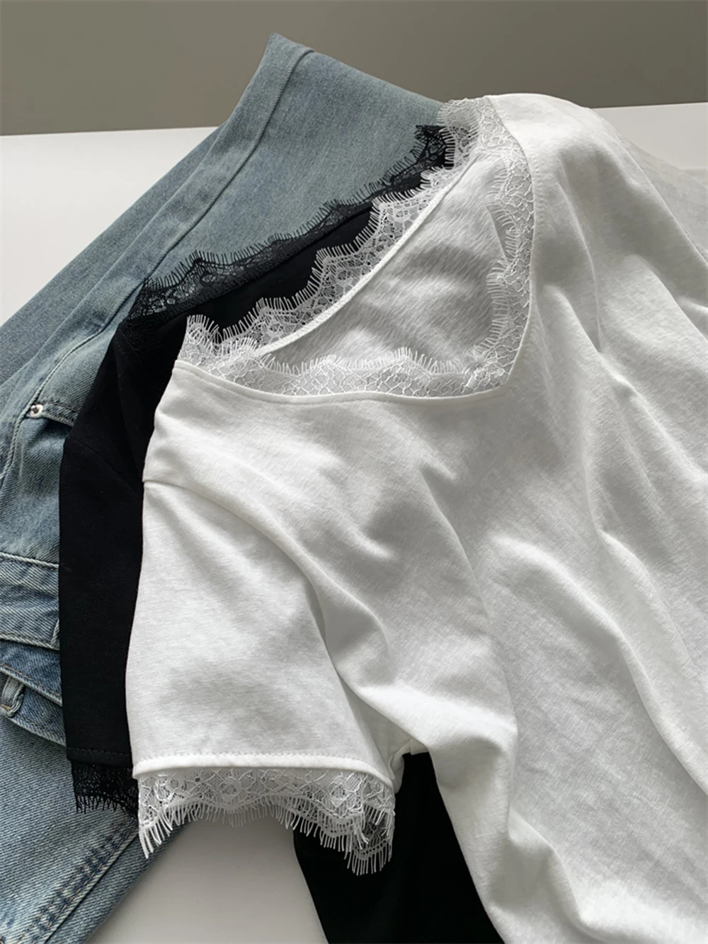 المرأة بلون موضة بسيطة الأساسية تي شيرت 2025 جديد الصيف الدانتيل حافة ألف الرقبة تصميم عادية رقيقة الإناث تنوعا القمم