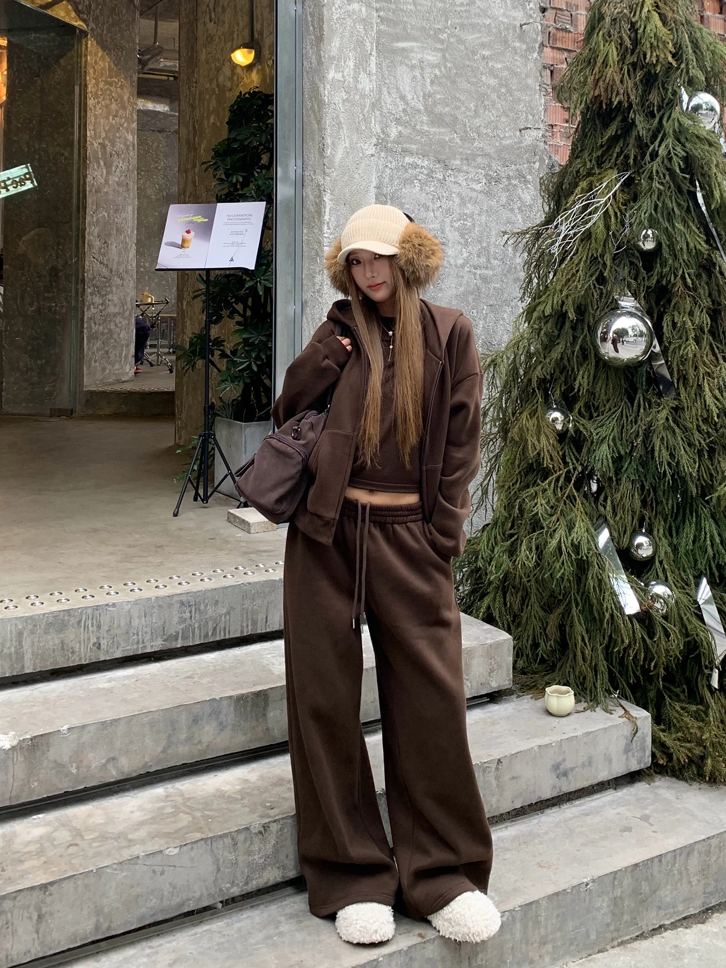 

Корейский спортивный костюм: повседневная толстовка с капюшоном и длинные брюки, комплект из двух предметов для женщин, зимняя коллекция, модный и стильный.