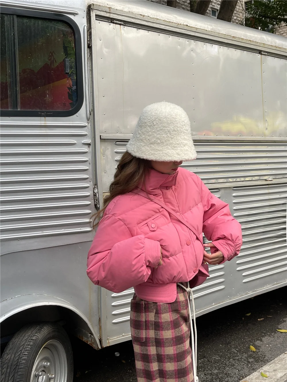 

Утепленная белая куртка с высокой талией, свободного кроя, с воротником-стойкой, приталенная, для повседневной носки, с длинными рукавами, на молнии