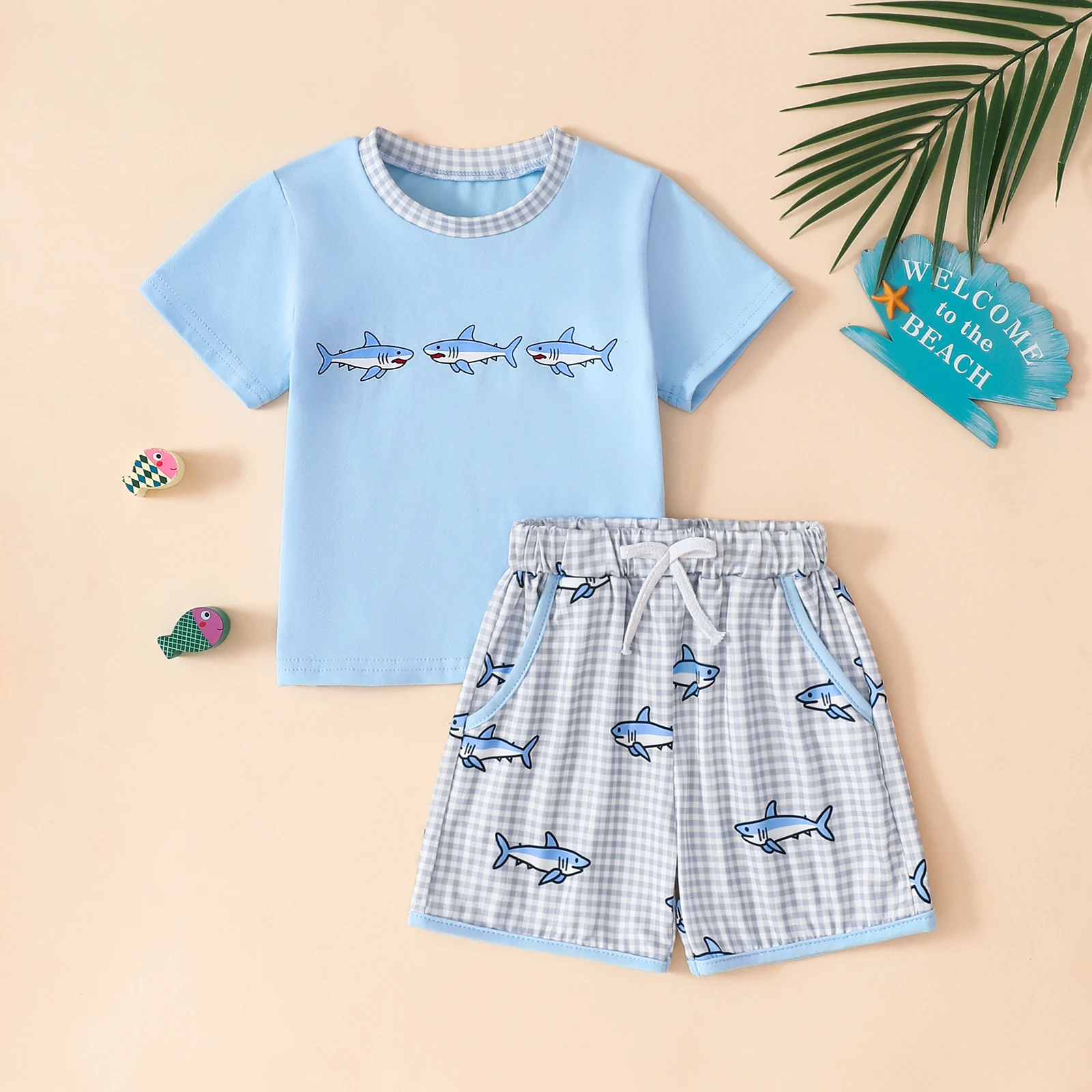 conjunto-de-duas-pecas-de-camiseta-azul-de-manga-curta-e-shorts-para-bebes-masculinos-de-verao-com-tres-tubaroes-estampados