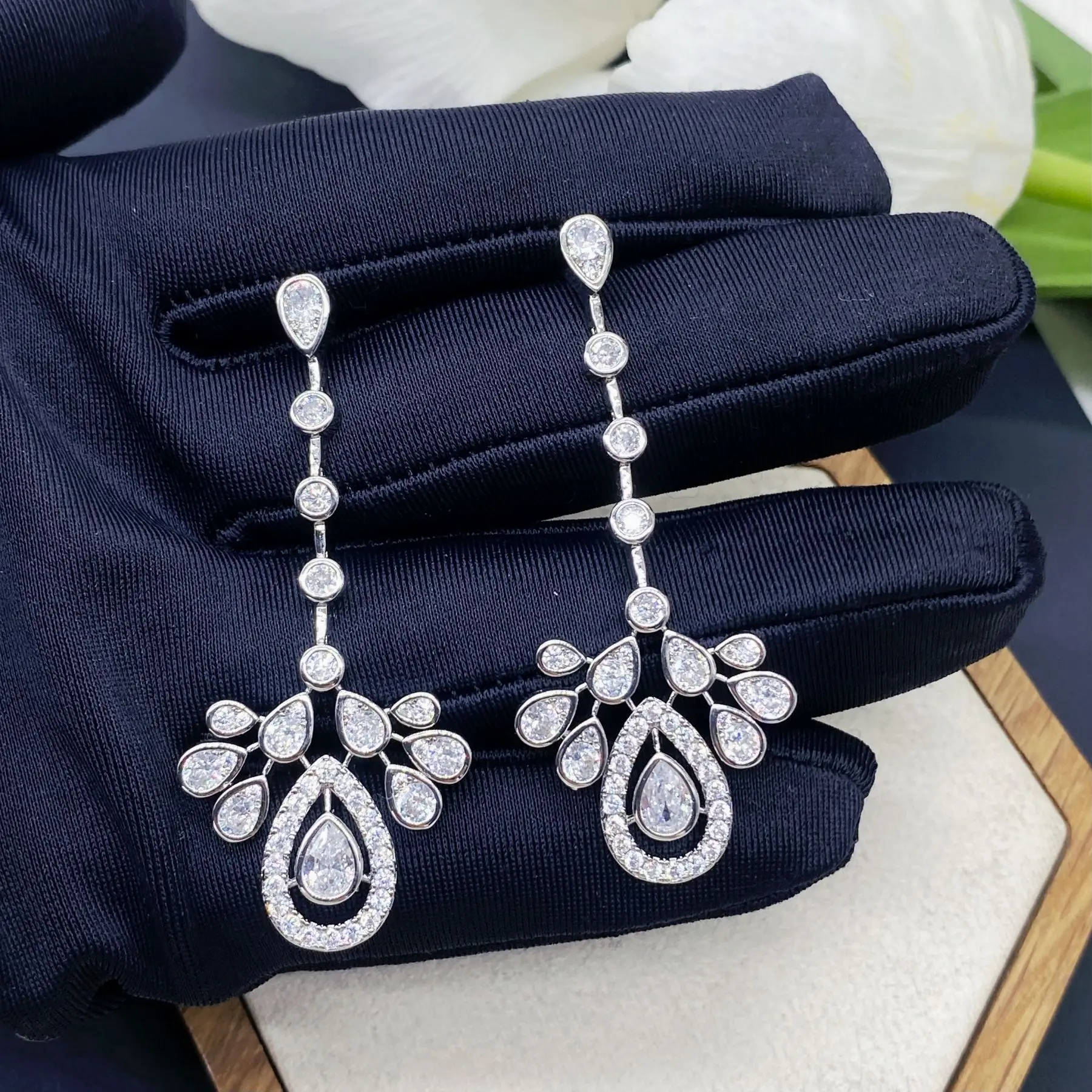 Weißgold-Plattierte Klassische Damen-Ohrringe mit Tropfen-Design Modischer Verlobungsring-Stil Schmuck – Detail 3