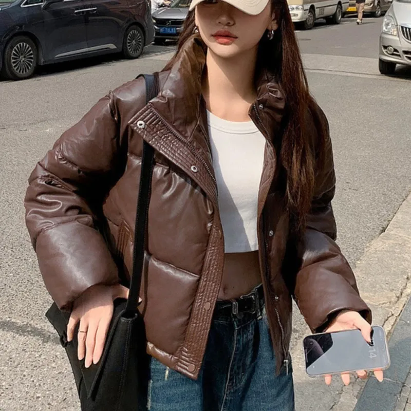 2025 Piumino corto da donna con colletto alla coreana Cappotto in pelle PU ispessita per capispalla in cotone invernale caldo e piccolo