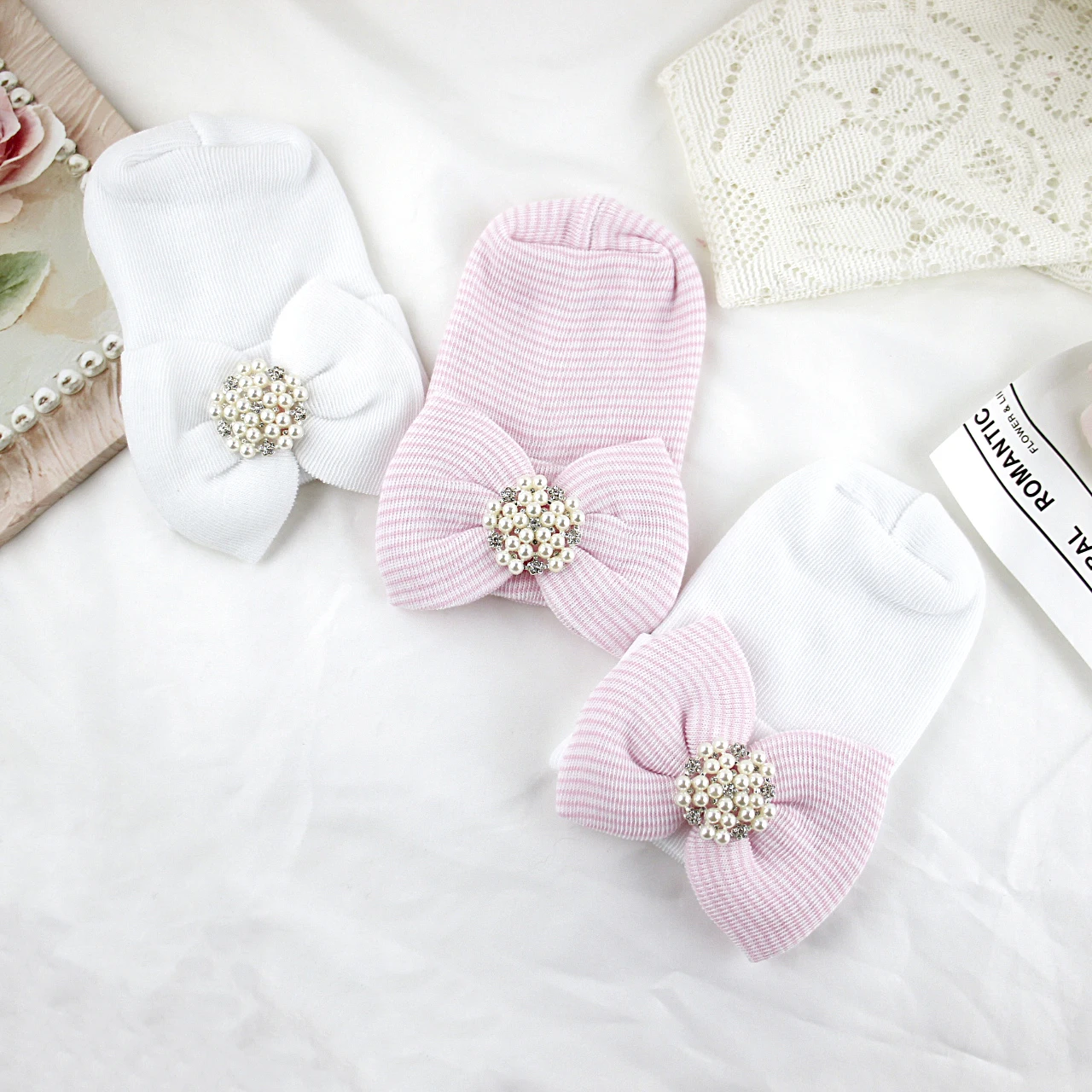 

1 шт. Новая вязаная шапочка-бини для новорожденных девочек с бантом, дышащая хлопковая шапка с жемчугом и стразами, полосатая шапочка для младенцев, мягкие шапки-тюрбаны