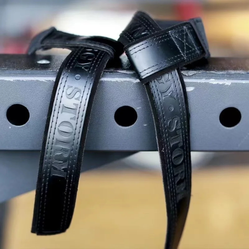 1 para Suede Leather podnoszenie ciężarów szkolenia Wrap wyściełane paski do przytwierdzania urządzeń uchwyty do kierownicy wsparcie nadgarstka