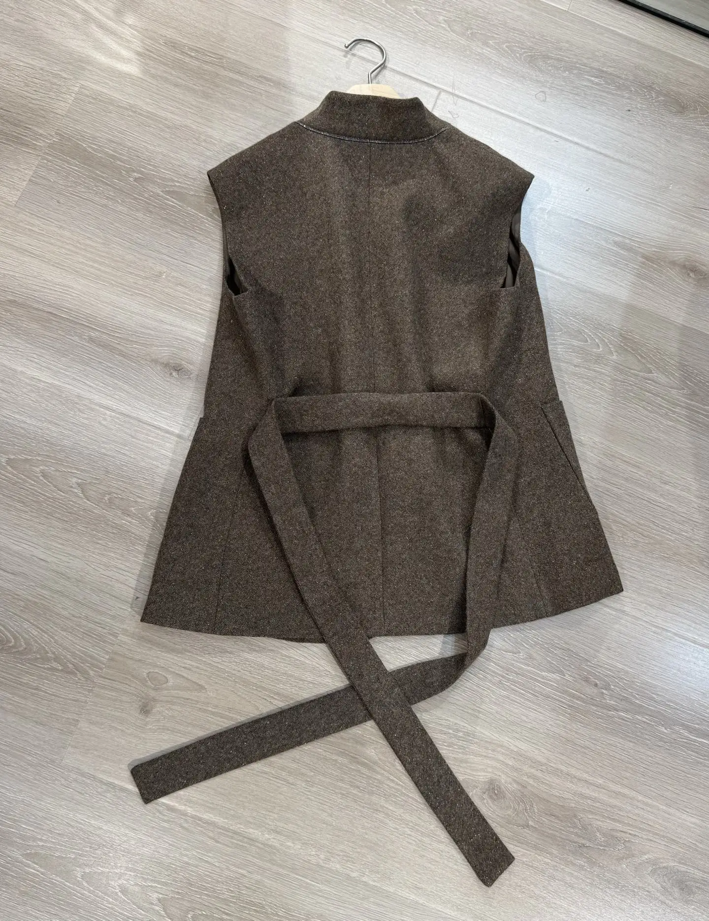 

Осень и зима 2022, новый стиль, кофейный цвет, смешанная линия, высокое качество, модный повседневный ретро темпераментный жилет без рукавов для женщин