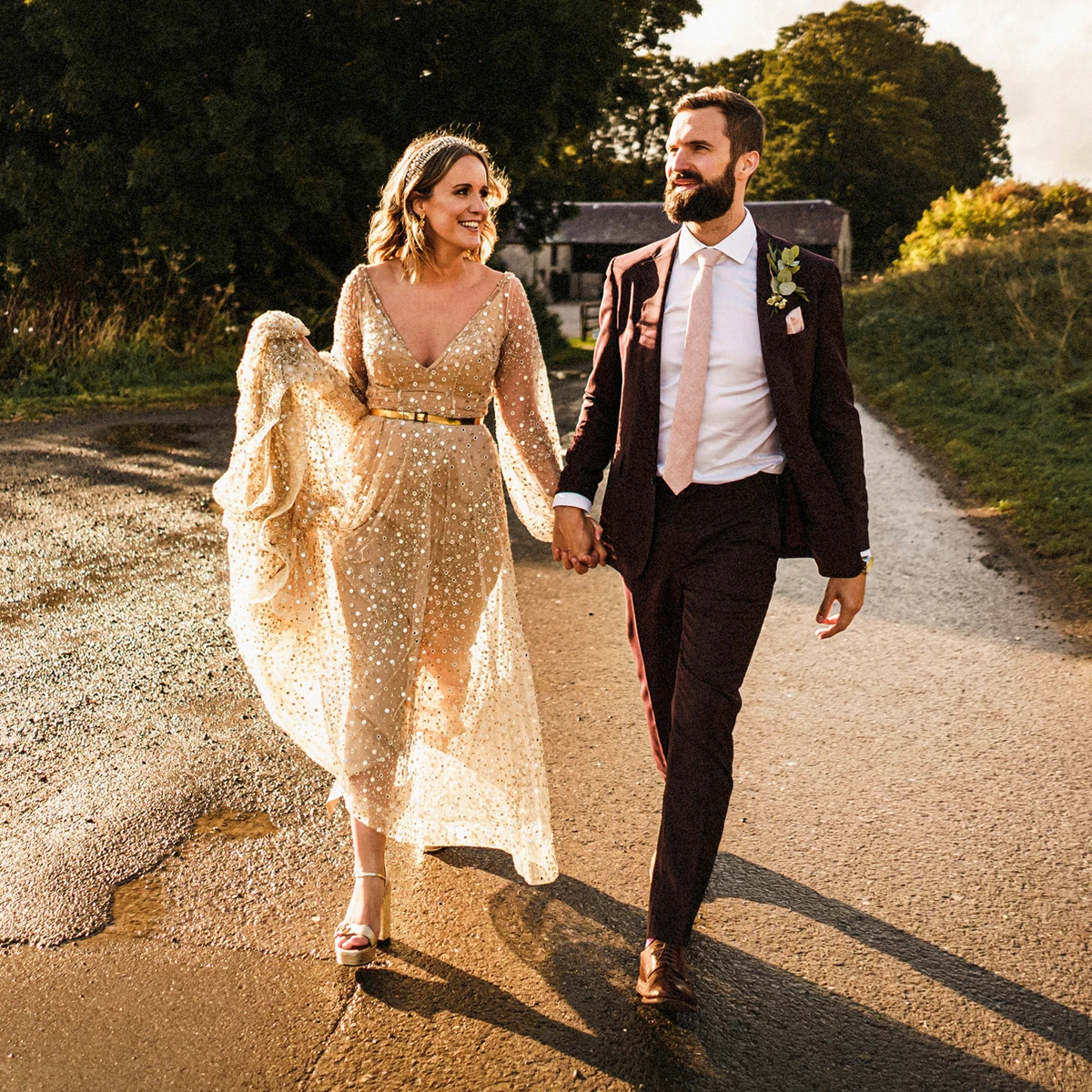 Vestido de novia alto y bajo con cristales brillantes, piedra alta y baja, mangas largas abullonadas personalizadas, longitud hasta el tobillo, cuello en V, lentejuelas, vestidos de novia