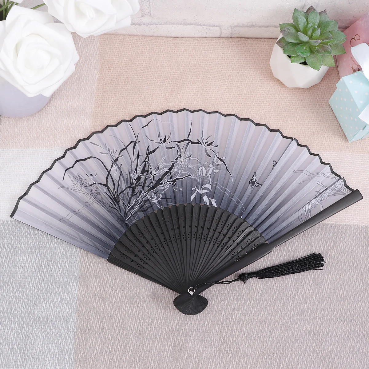 Abanico plegable de bambú, abanico de estilo japonés antiguo, elegante diseño Floral, borla para decoración de baile de boda, verano