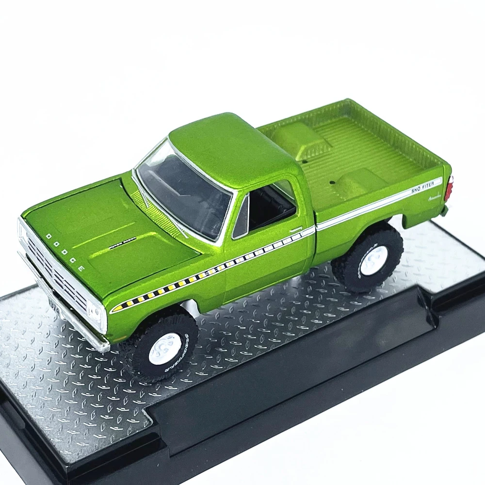 M2 Machines 1/64 1974 Dodge pickup Green/Blue Die-cast Alloy Car Model Collection Gift Toy