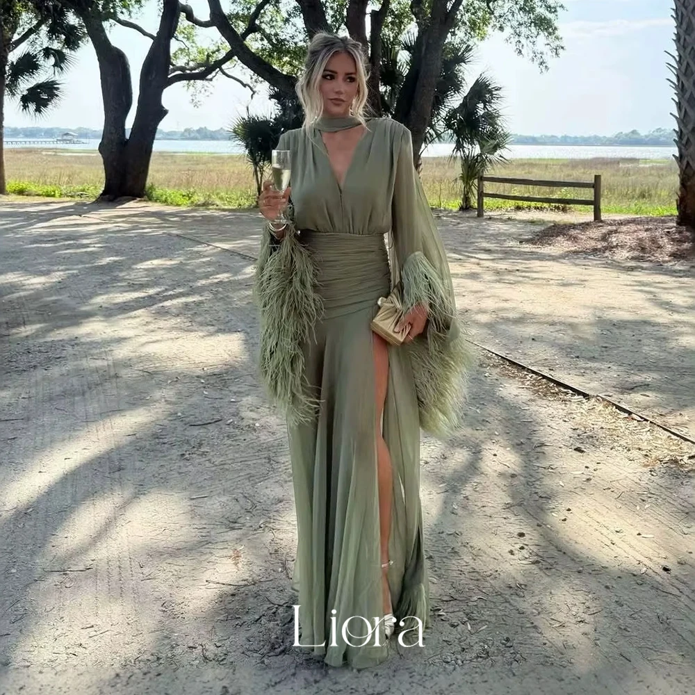Liora Maßgeschneidertes hellgrünes Chiffon-Abschlussballkleid mit Federmanschette, langen Ärmeln, tiefem V-Ausschnitt, hohem Schlitz, Maxikleid für Hochzeitsgäste