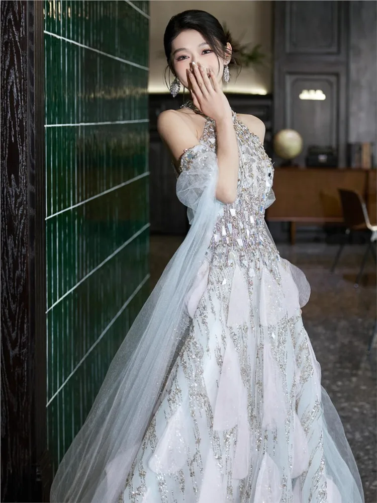 

New lightweight and textured neckline toasting heavy industry dress