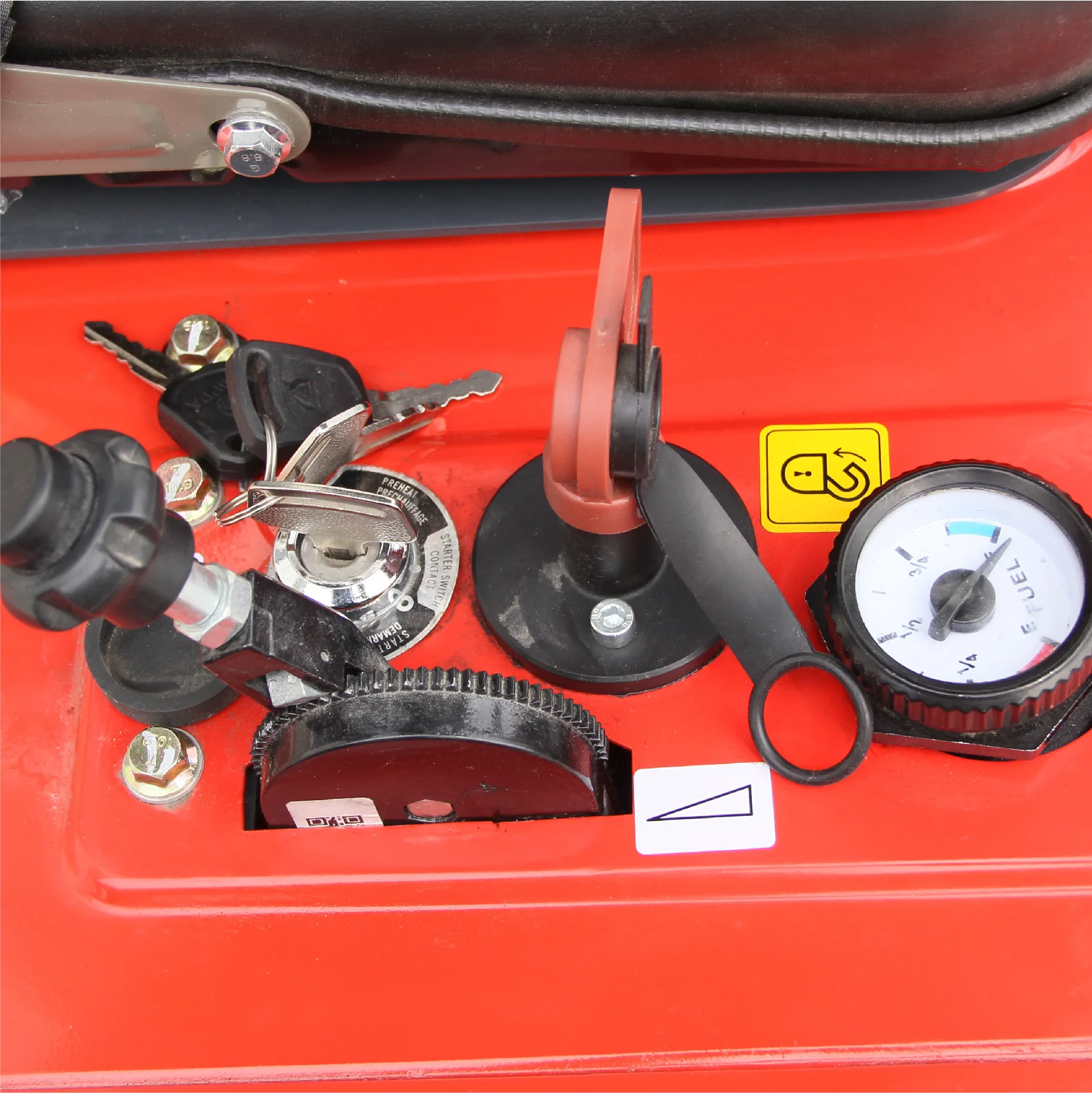 Nuovo piccolo escavatore rosso personalizzato, motore Kubota, 1 tonnellata, con attacco idraulico con morsetto a dito, disponibile negli Stati Uniti