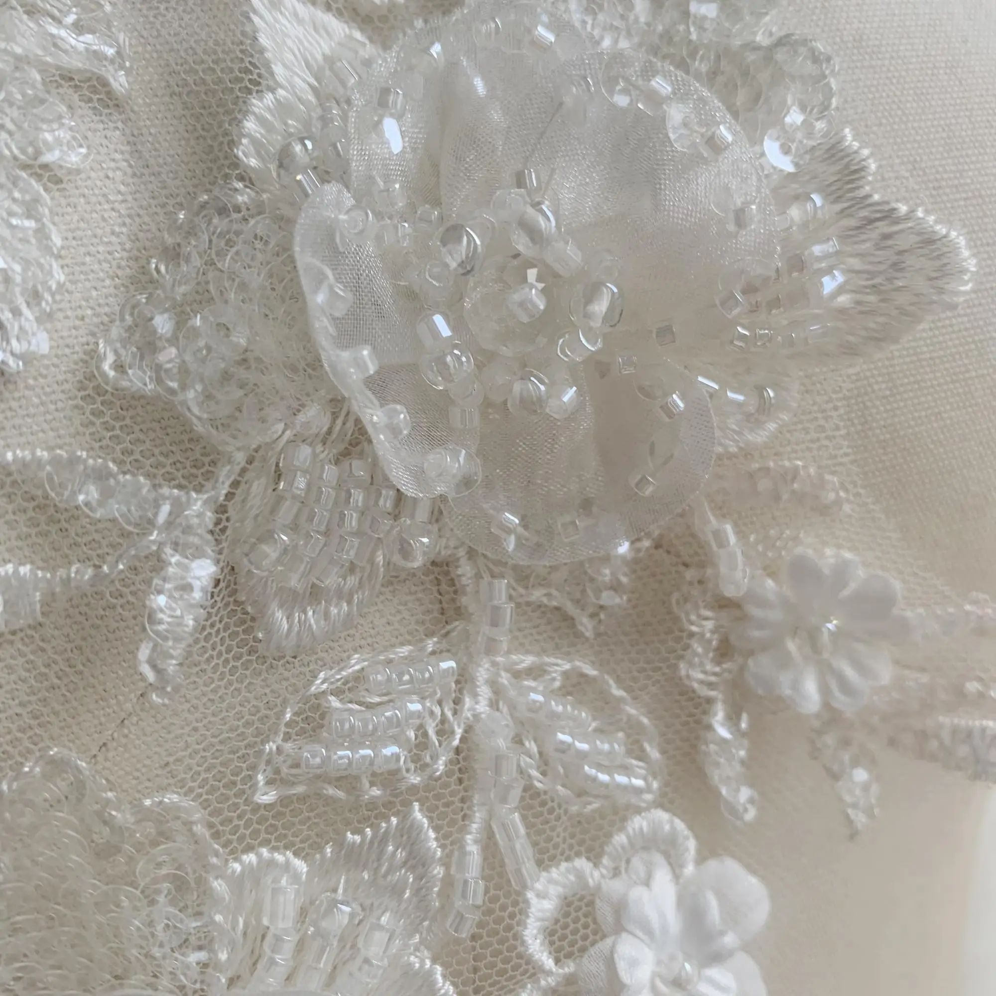 3D-Applikation Perlenstickerei-Patch Hochwertiges Maßgeschneidertes Hochzeitskleid Weiße Spiegelblume DIY Nähzubehör Brautdekoration – Detail 4