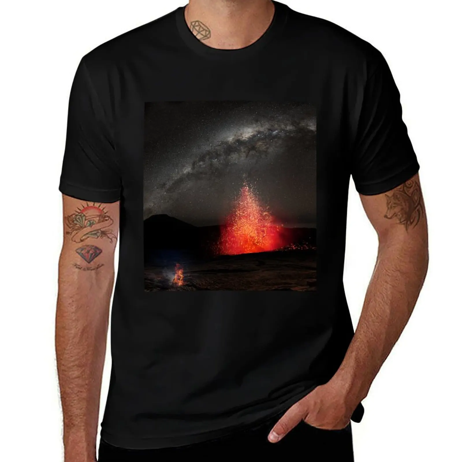 Éruption du volcan Kilauea sous les étoiles. T-shirt basique en coton grande taille