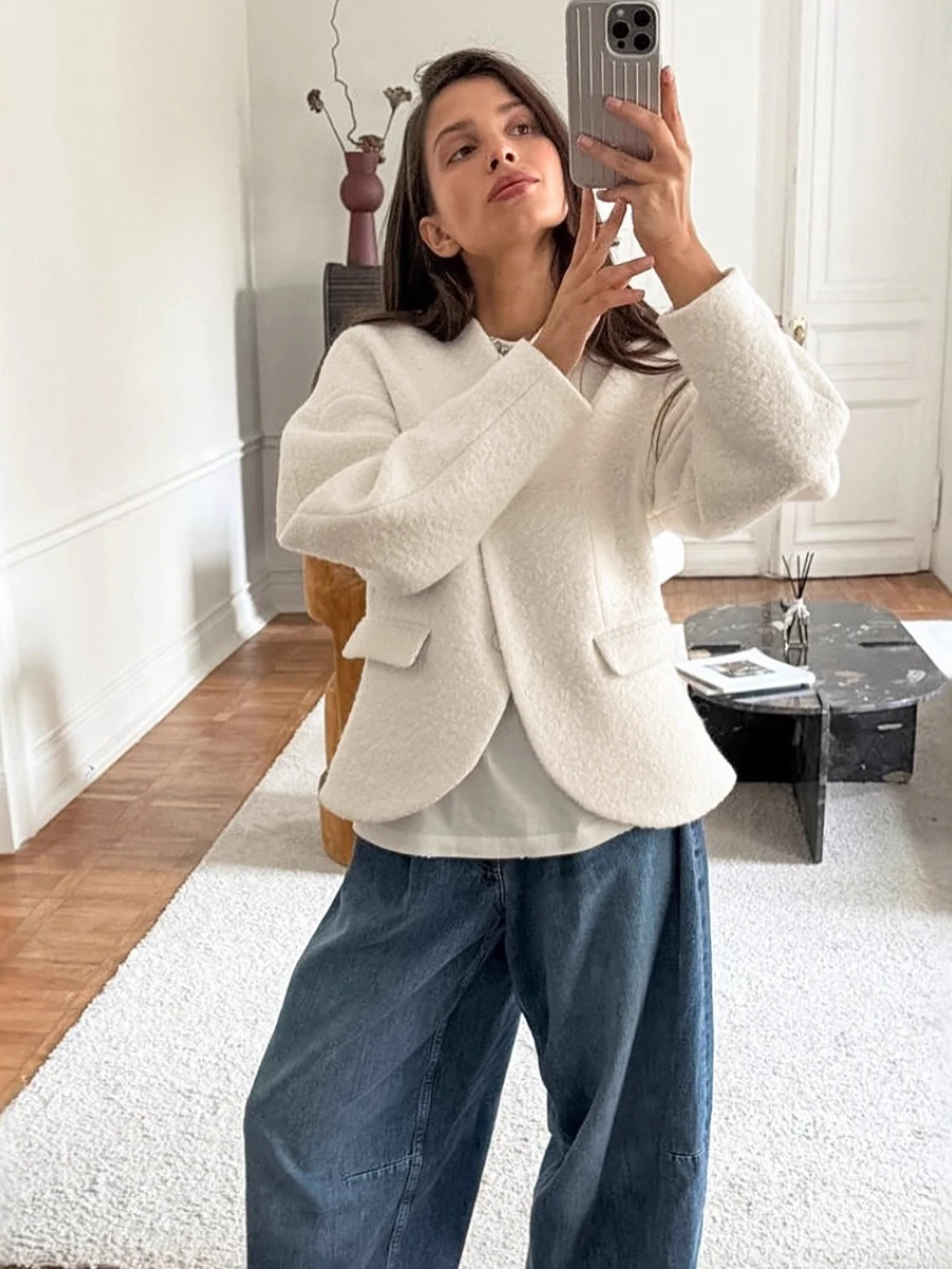 معطف صوفي متين بمزاجه من TWOTWINSTYLE للنساء بياقة على شكل V وأكمام على شكل قرن سترات مصممة عصرية للسيدات طراز جديد للخريف
