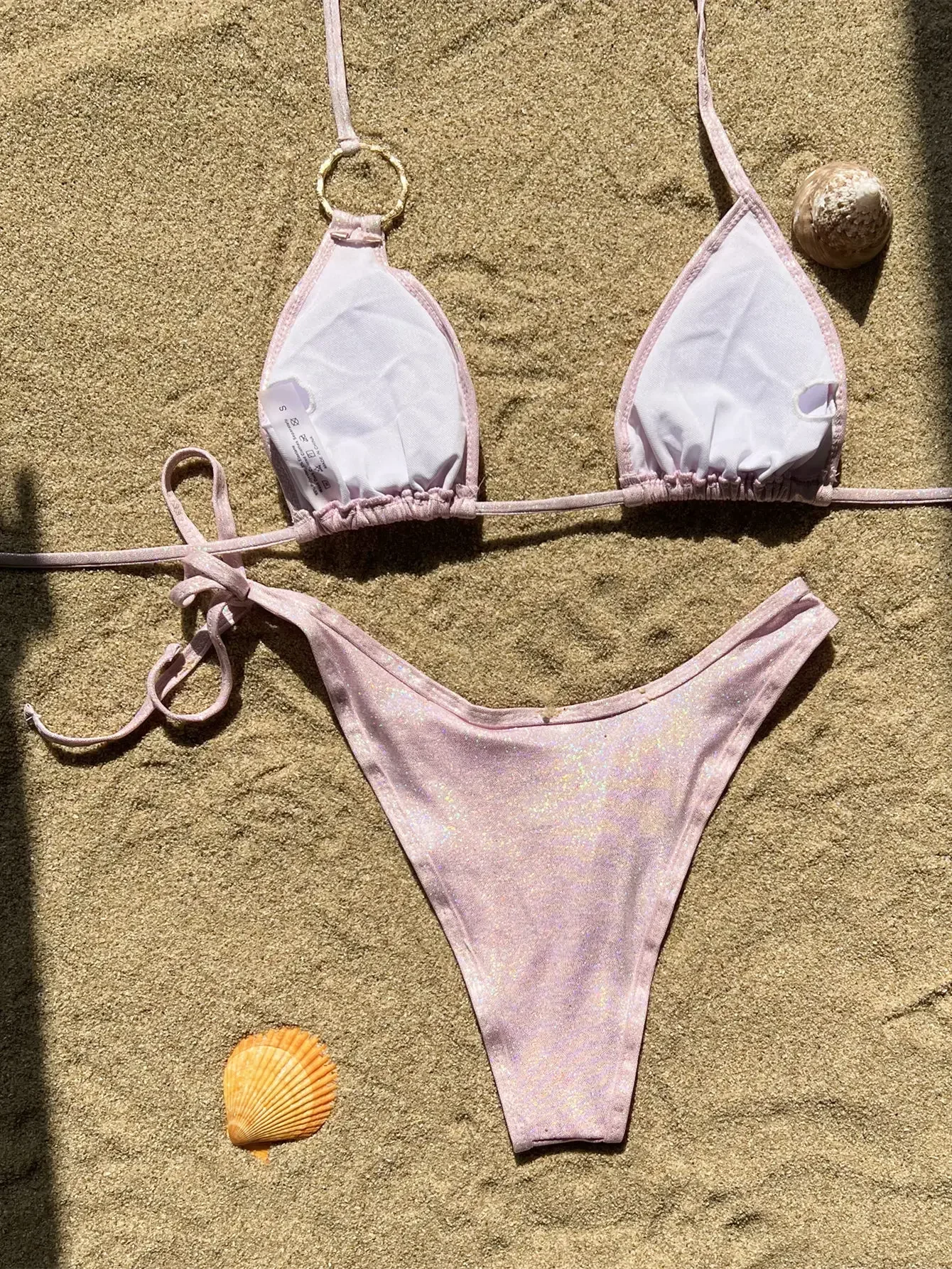 2025 Neuer hellrosa glänzender Badeanzug für Damen, 2-teiliges Bikini-Set, Ring-Tanga-Badebekleidung mit niedriger Taille, Sommer-Strand-Urlaubs-Badeanzug