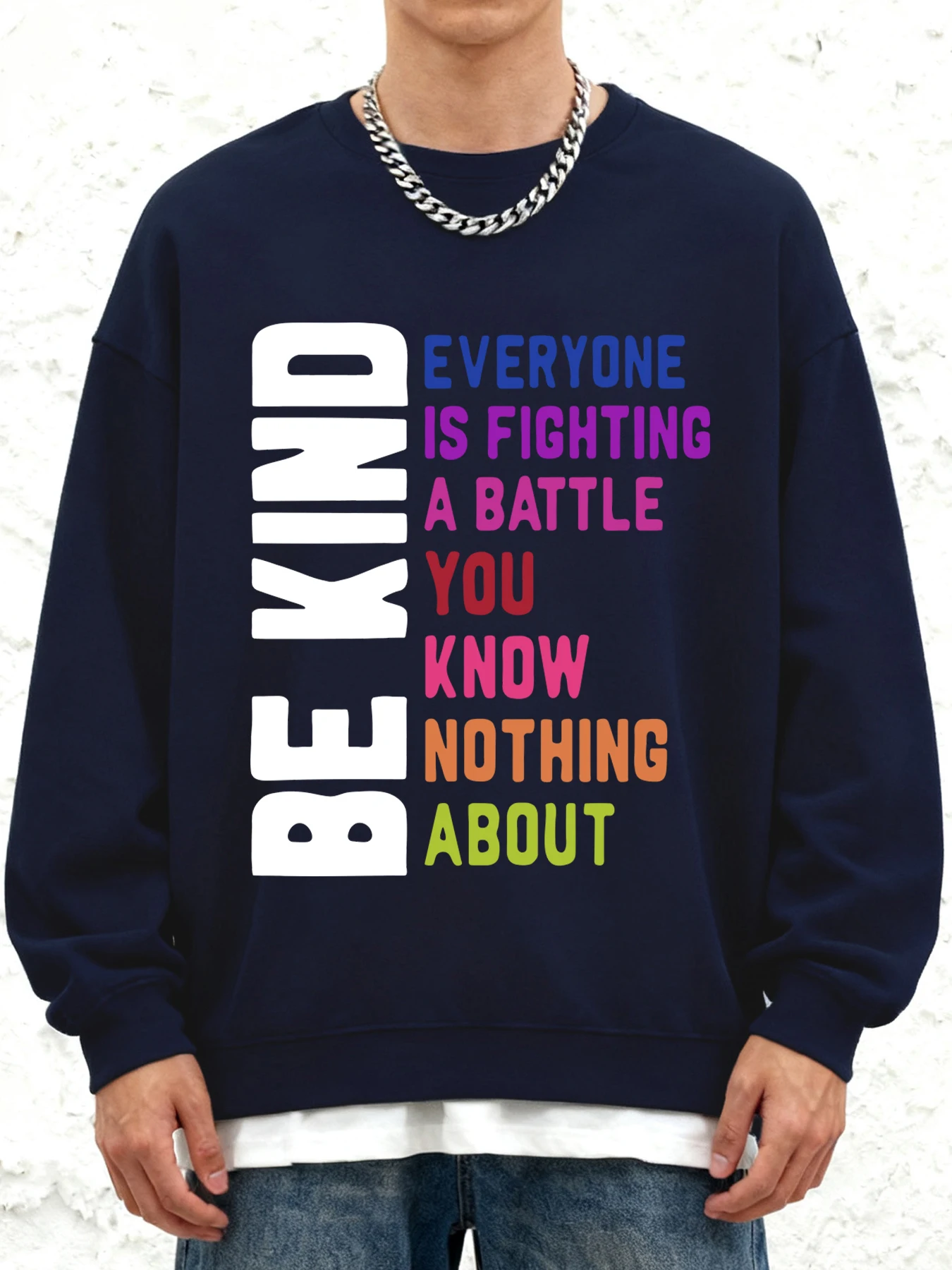 كن لطيفًا ملونًا بنمط حروف فنية ملابس الشارع الشهير للرجال بياقة دائرية سترة غير رسمية للخريف بلوفر كبير الحجم ملابس عصرية للركض