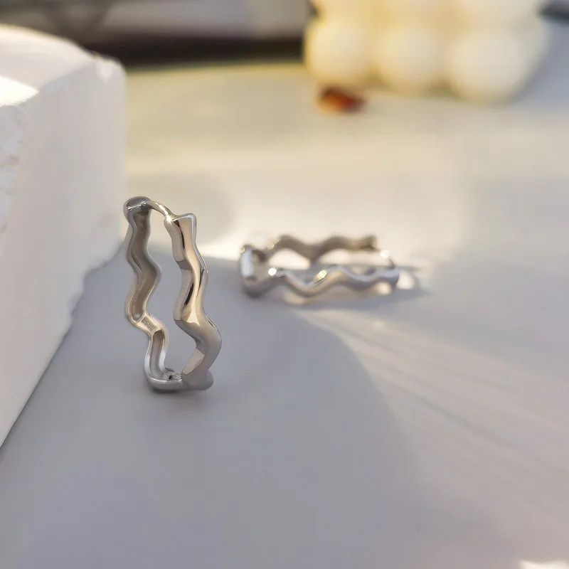 

S925 wavy lines, fashionable and simple style, whole body Tremella buckle earrings, personalized large ring earrings