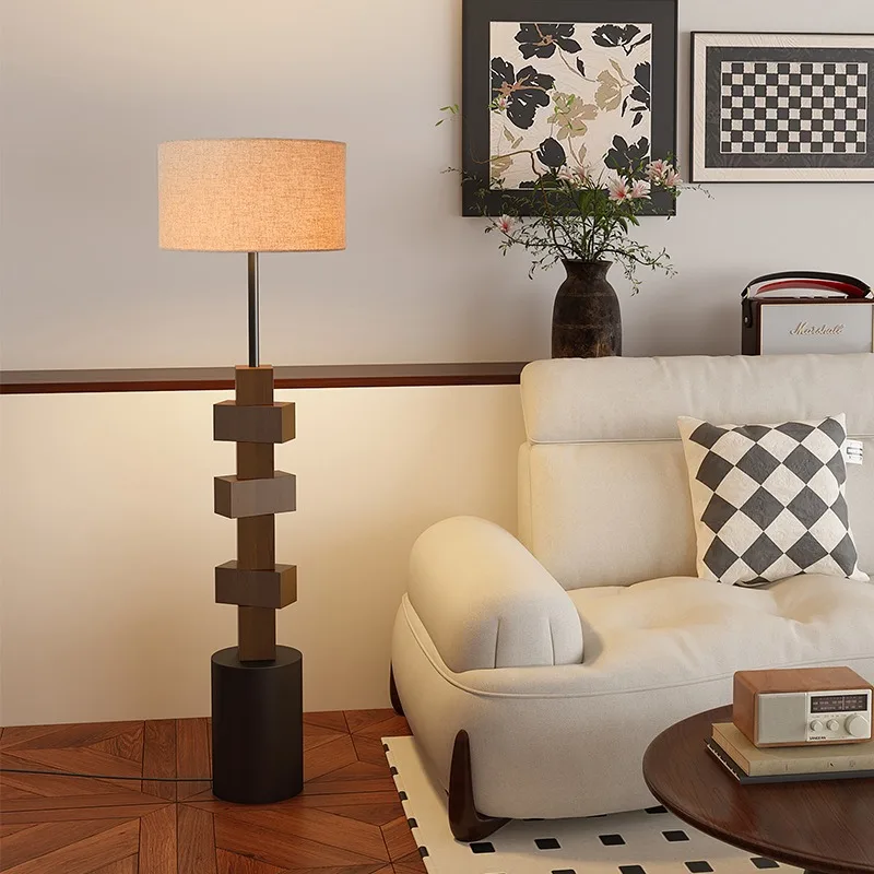 

Атмосферная лампа в стиле французского ваби-саби рядом с диваном, спальня в китайском ретро-американском стиле, высококачественный вертикальный напольный светильник.