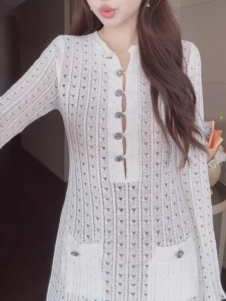 Vestido Branco de Malha Vazada com Camadas, Primavera Verão, Cintura Alta, Saia Evasê, Manga Longa, Gola Redonda, Tecido Fino