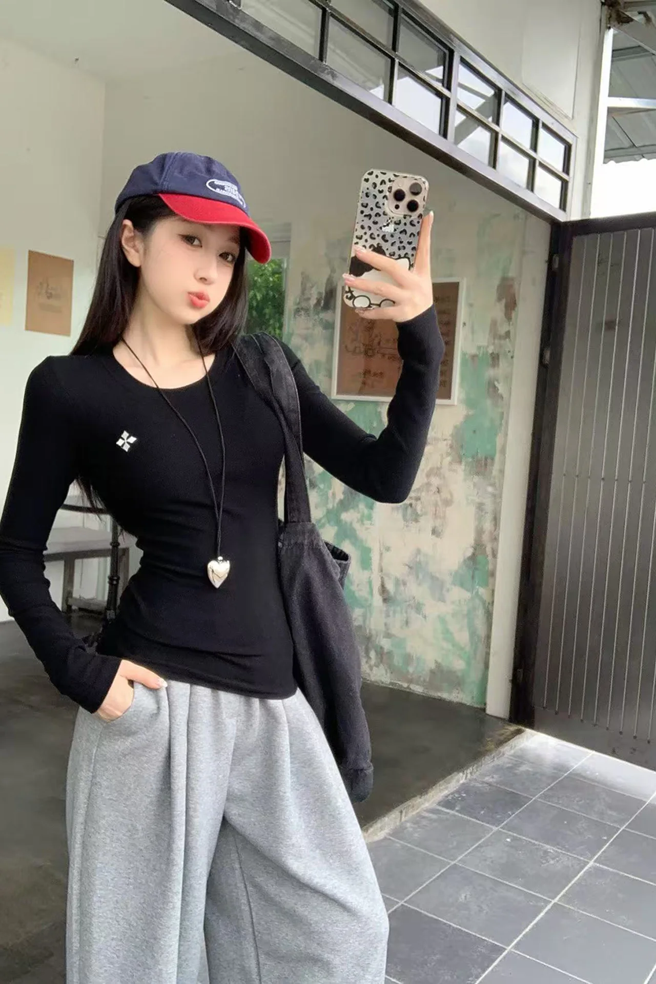 Damska koszulka zimowa 2026, koreańska moda, dekolt okrągły, haftowana koszulka z długim rękawem, obcisła, seksowna koszulka zimowa, odzież damska.