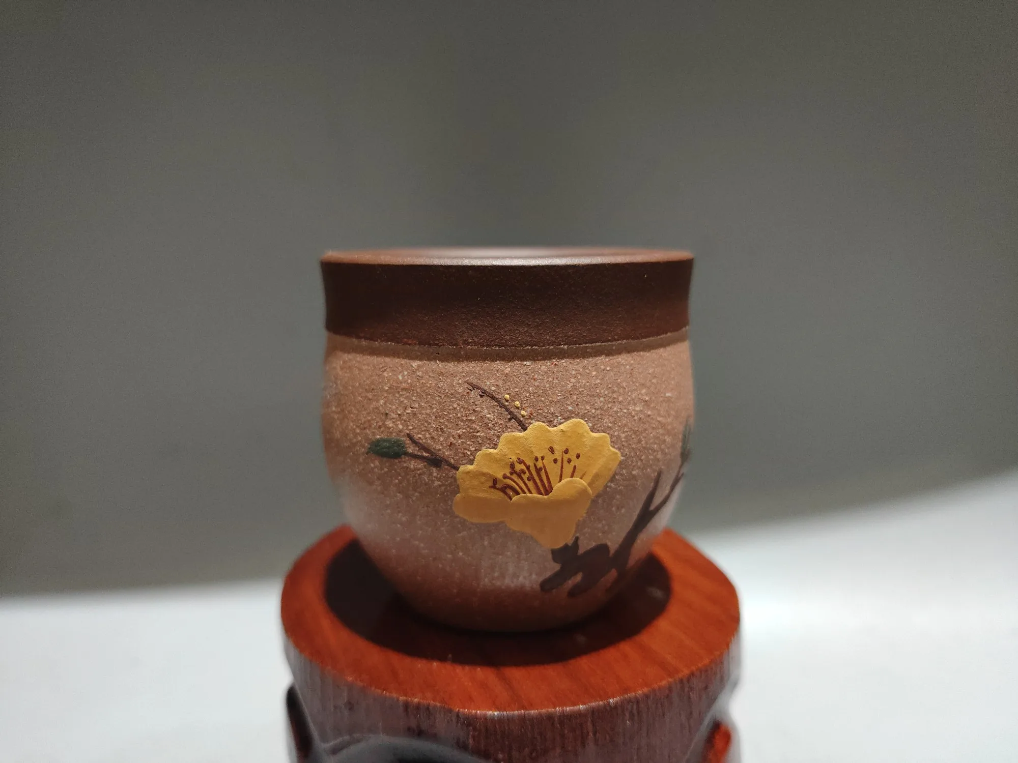 

Исинский фиолетовый глиняный чайник с узором лотоса и хризантемы, двухцветный фиолетовый глиняный чайник, матовый бокал для вина, чайник, чайник, флакон