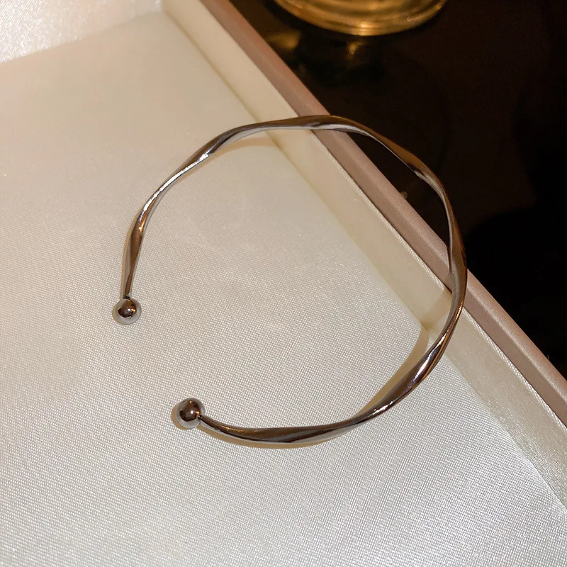 Goldene Charm-Armreifen für Frauen, Minimalismus, modisch, verdrehtes Paar, Manschettenarmband, 2023, neuer trendiger Schmuck, Mädchen-Hochzeitsgeschenk