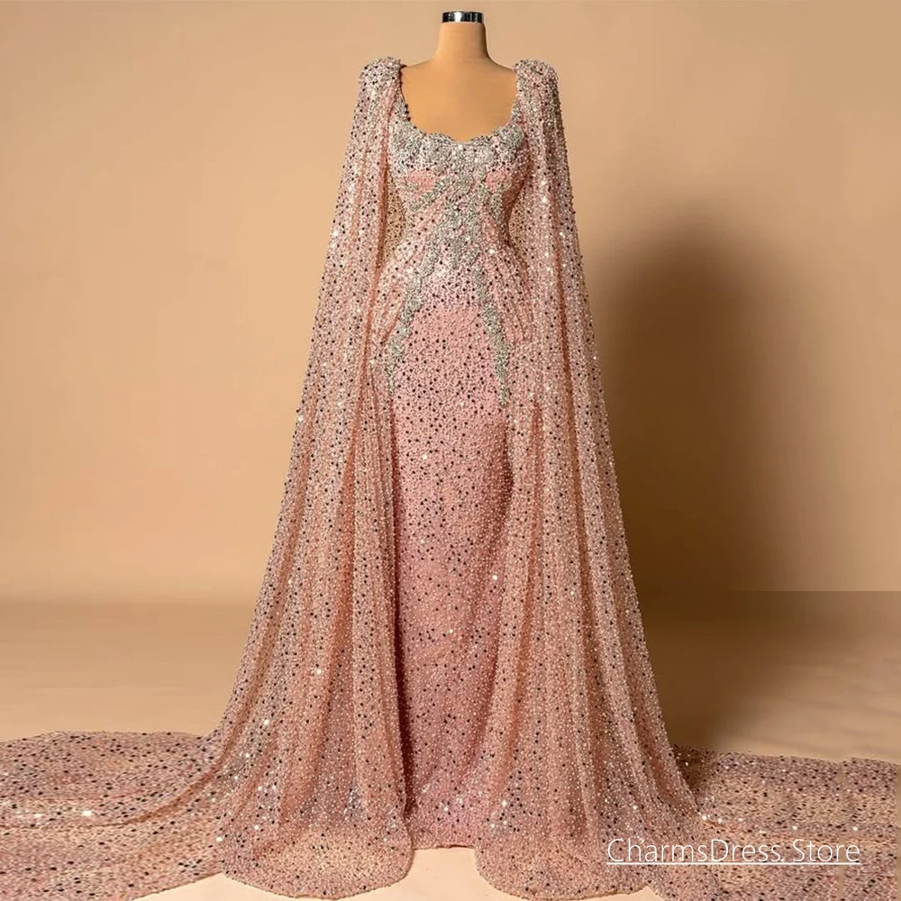 Maßgeschneidertes Abendkleid mit Rundhalsausschnitt, Perlenstickerei, Pailletten und Kristallen, Funkelndes Ballkleid mit Cape, Formelle Partykleider