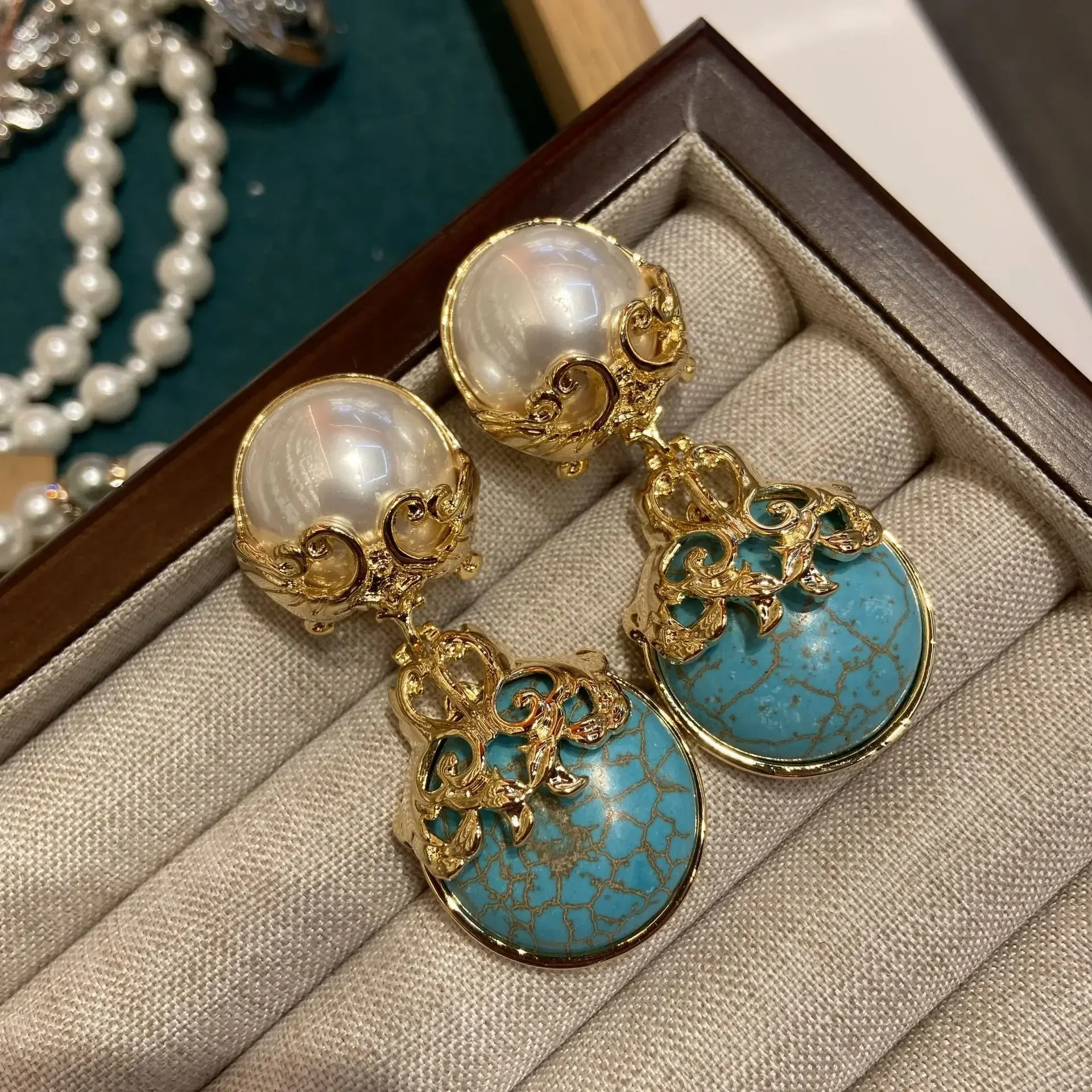 

Vintage elegant medieval vintage temperament pearl turquoise earrings